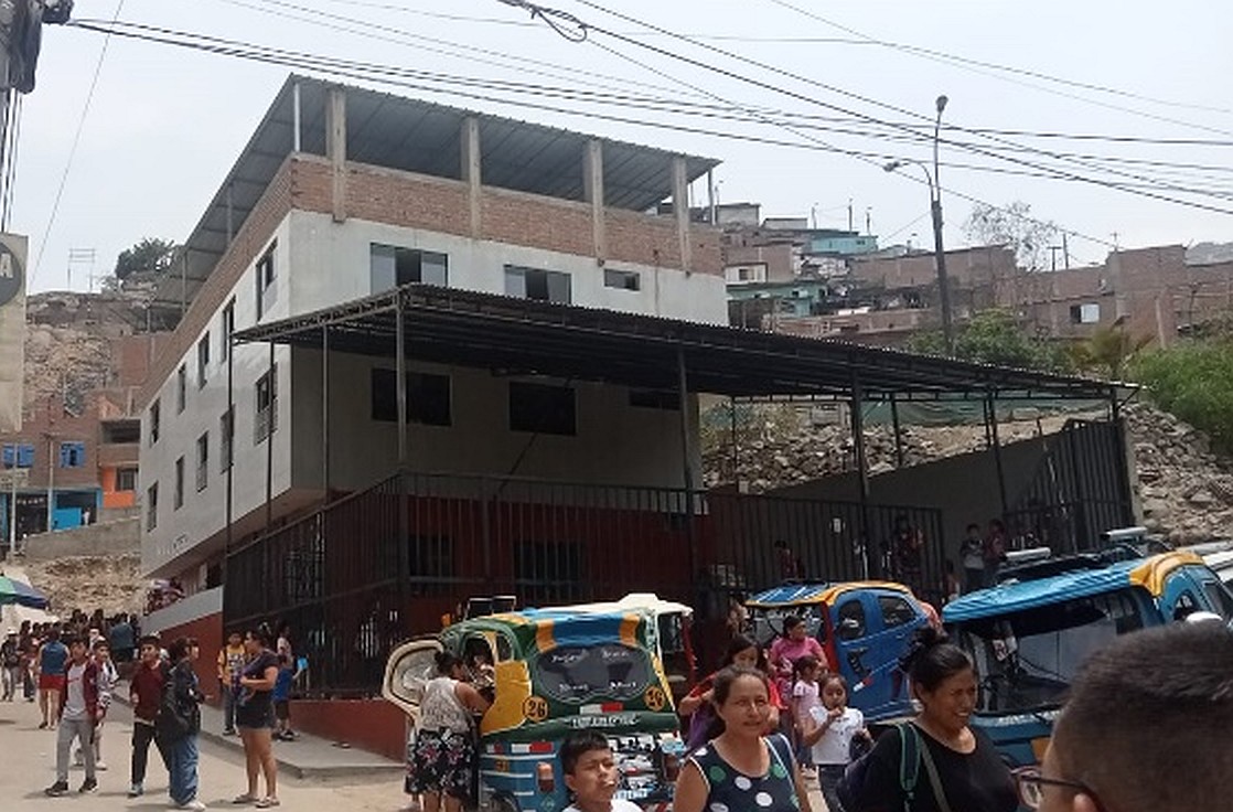 Die Schule Divina Misericordia in Mariátegui/Lima mit neuem Dach